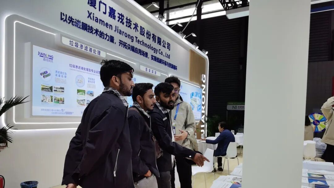 國外嘉賓參觀嘉戎技術(shù)展臺